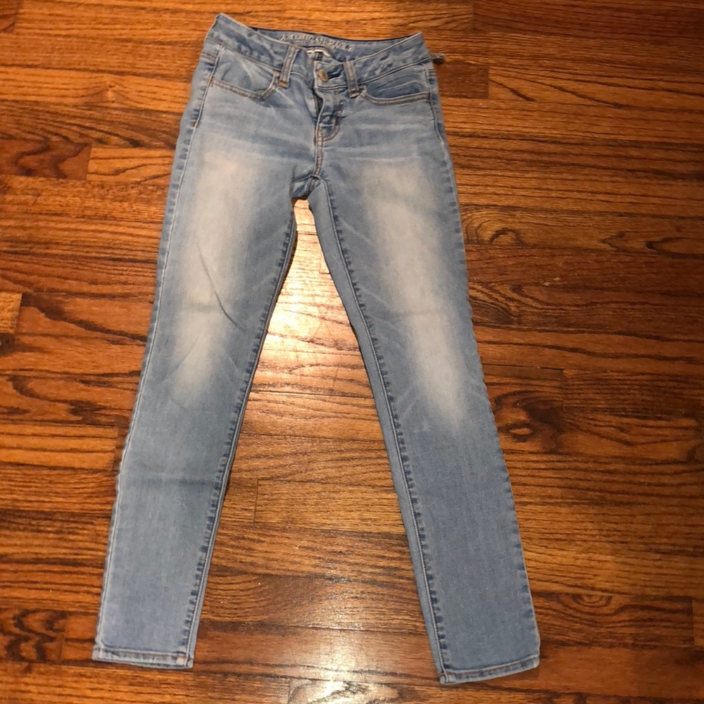 AMERICAN EAGLE LIGHT WASH JEANS